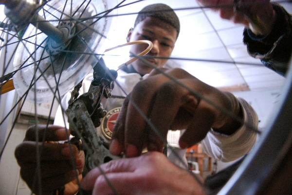 Sanchez threading a chain through the rear derailleur.